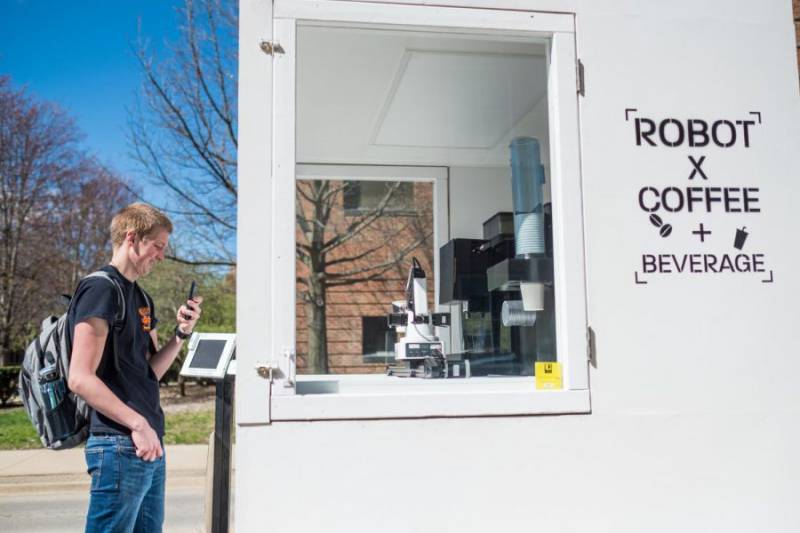 機器人手臂在大學社區里提供咖啡