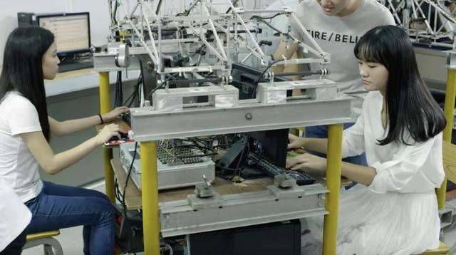 AI成“爆款專業” 00后將成為人工智能專業第一批“吃螃蟹的人”