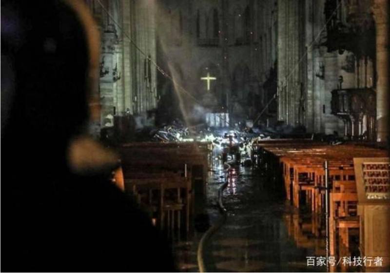 機器人在巴黎圣母院大火中做了些什么