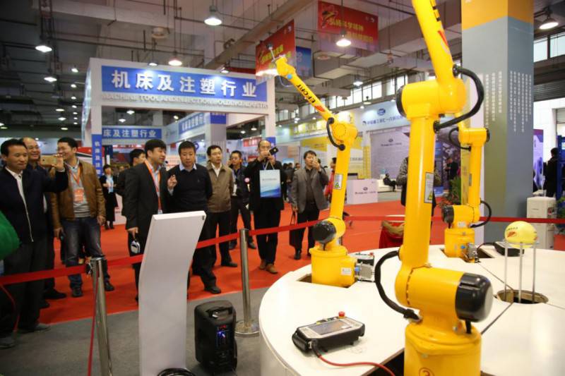 速去圍觀!這個地方辦了一個超萬平米的機器人展區!