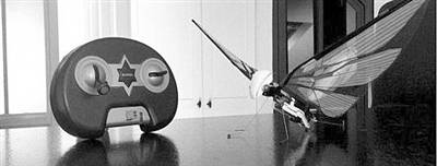 像蝴蝶一樣扇動翅膀飛行的無人機