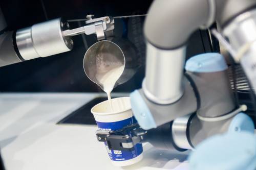 機械臂無人咖啡亭“豹咖啡”,為第二屆西安咖啡文化節加入AI基因