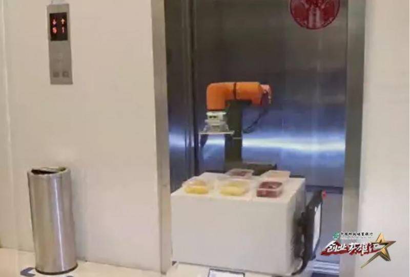 “內(nèi)勤”機(jī)器人能端茶送水取外賣