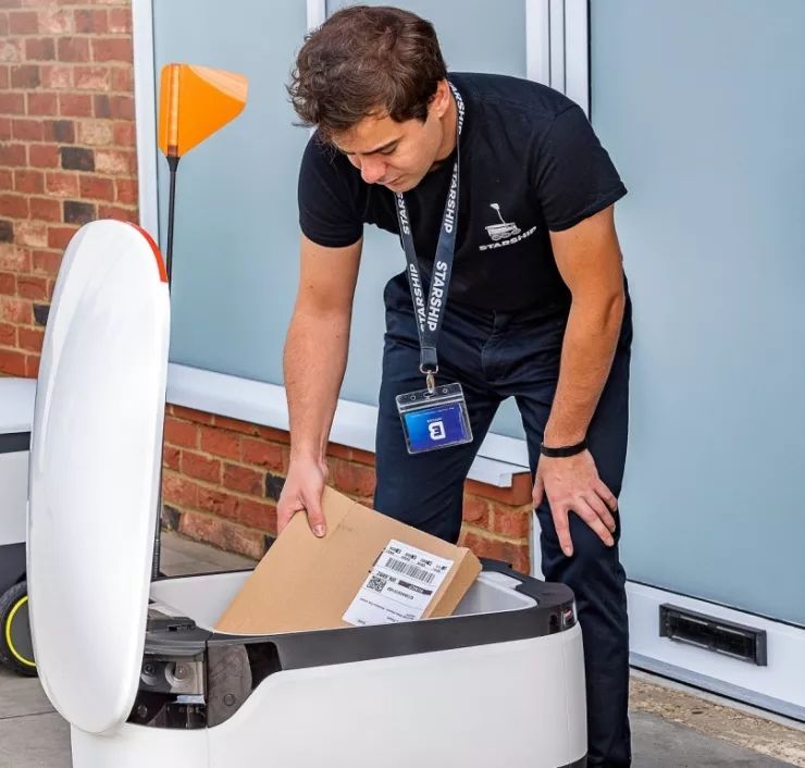 還讓不讓快遞小哥活了!Starship 的“小車車”把包裹遞送的活也攬了