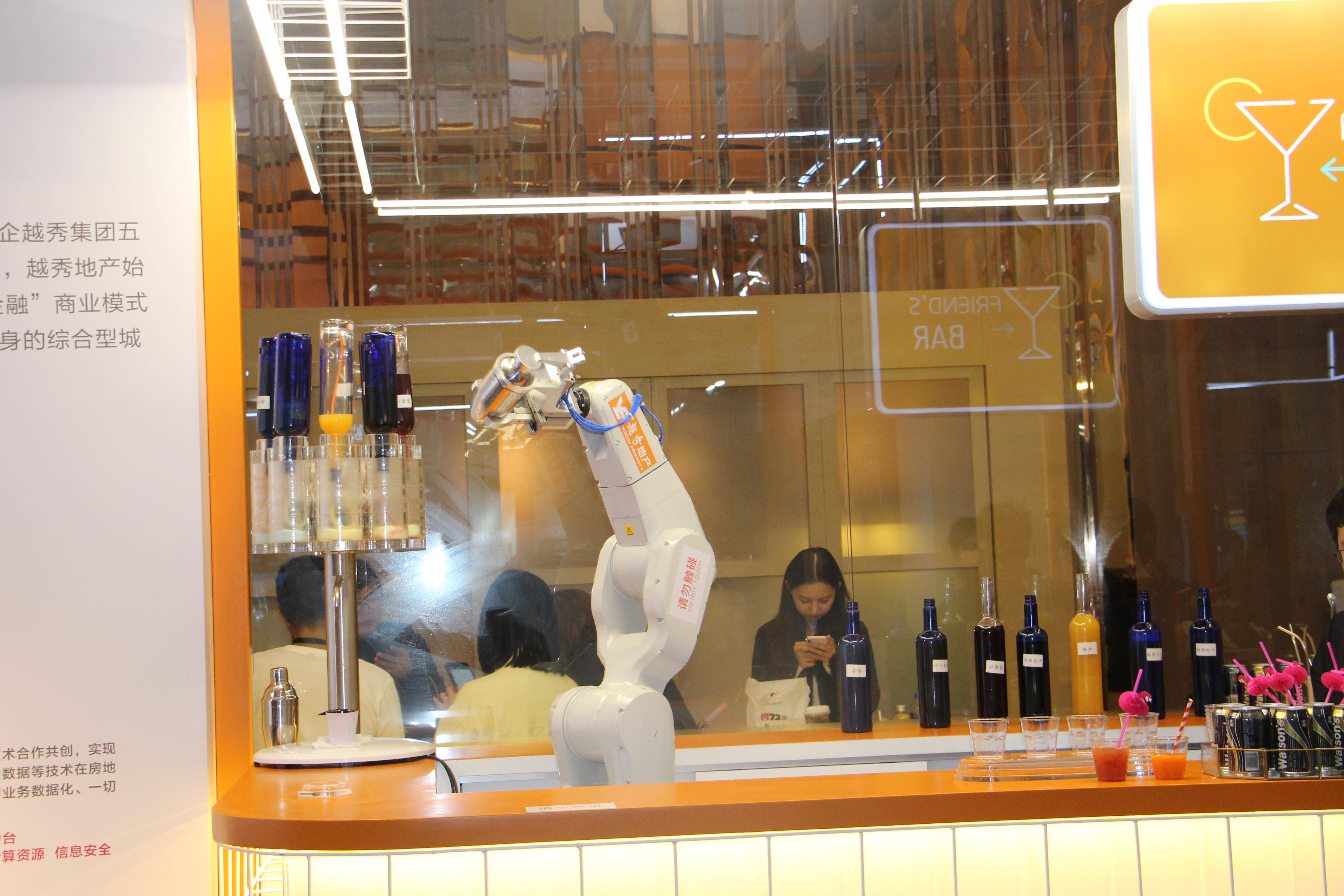 AI“狂潮”襲來,機器人落地應用收獲顯著