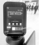 逛商場(chǎng) 機(jī)器人導(dǎo)購(gòu)前來(lái)打招呼