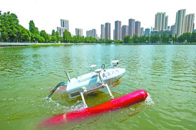 水上機器人 上崗“炫技”