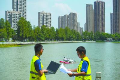 水上機器人 上崗“炫技”